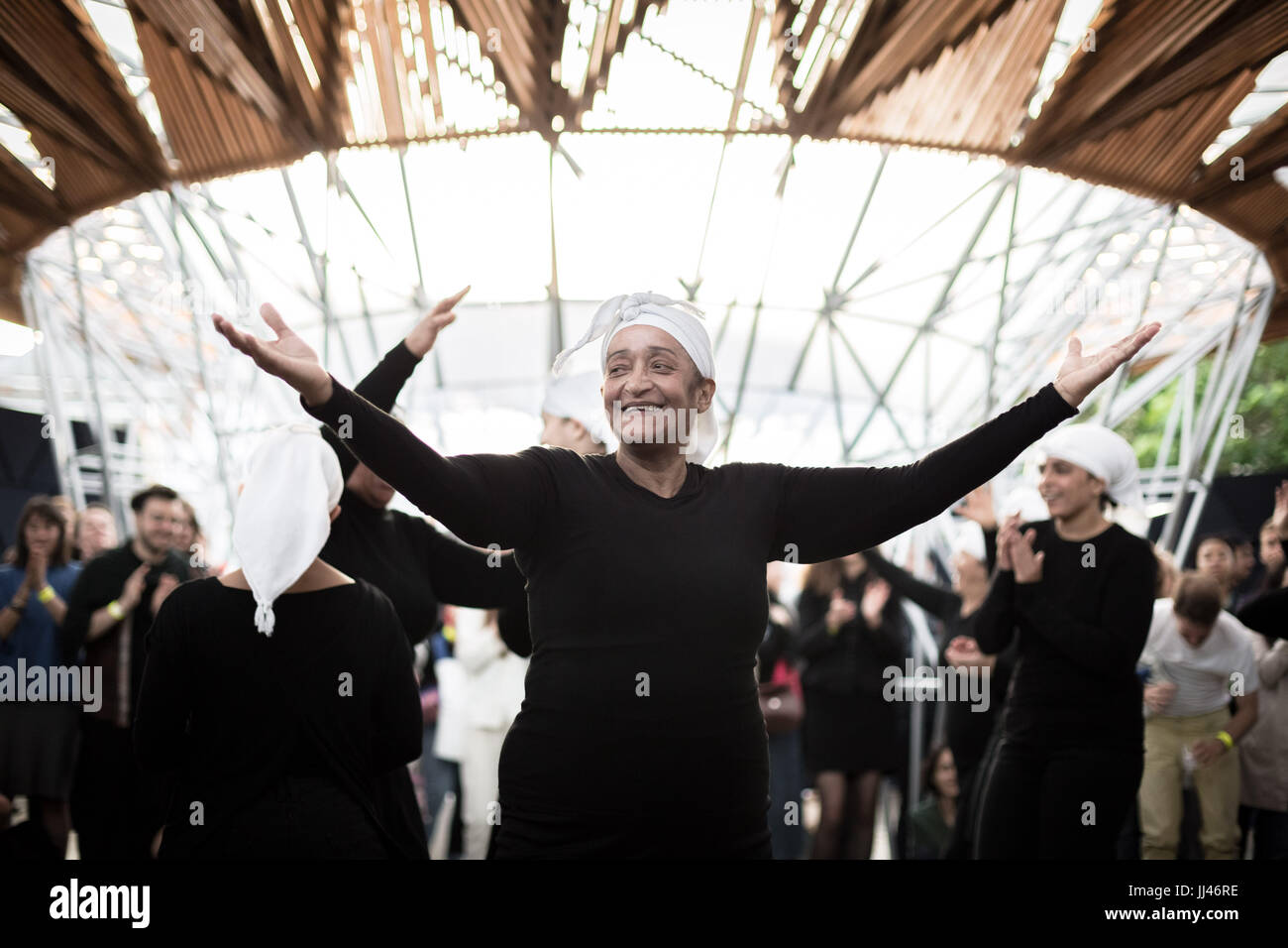 Londres, Royaume-Uni. 14 juillet, 2017. Bouchra Ouizguen's Corbeaux effectué au parc Serpentine nuits. Dix femmes du Maroc et dix de Londres, réunis en une série d'ateliers de sons et cris perçants extraordinaire dans un affichage d'agitation de mouvement et de son. © Guy Josse/Alamy Live News Banque D'Images