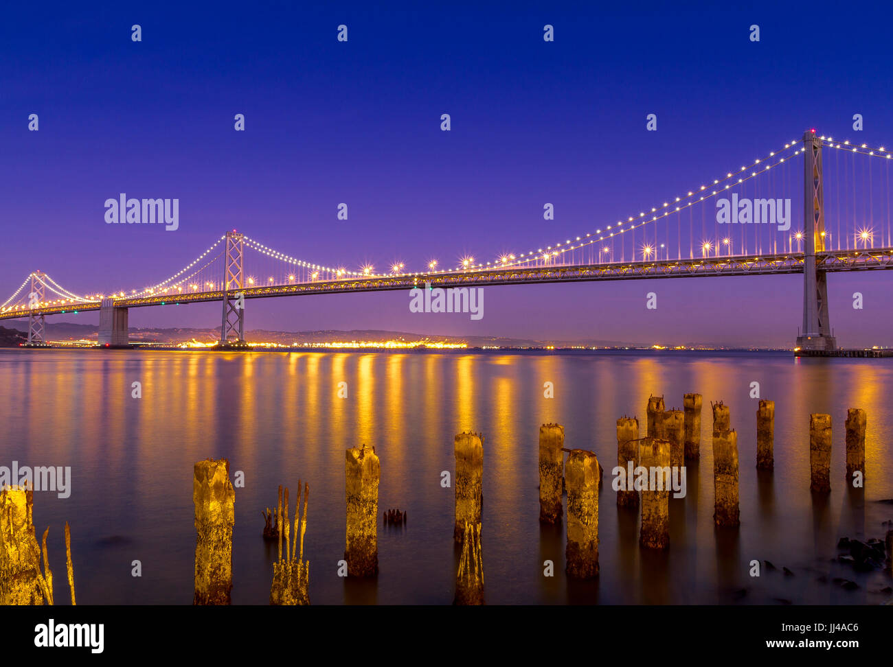 Le pont de la baie d'Oakland la nuit. Le pont relie Oakland à San Francisco, San Francisco, Californie, États-Unis Banque D'Images
