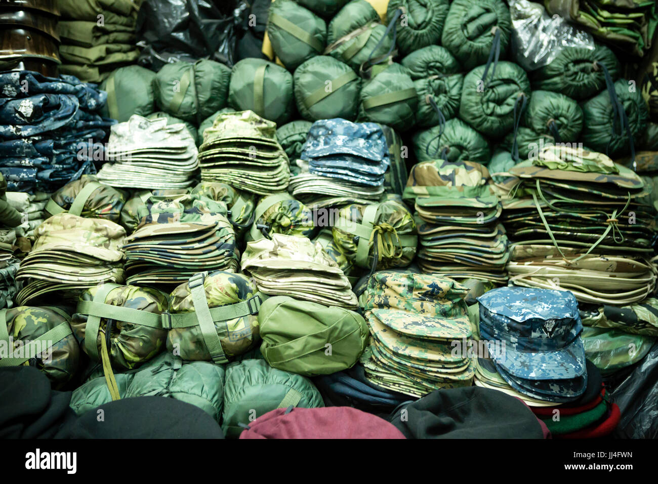Dan Sinh Market connu sous le nom de surplus de guerre est Marché à Ho Chi Minh Ville, Vietnam et est connu pour l'excédent de la guerre du Vietnam et de souvenirs. militaria Banque D'Images