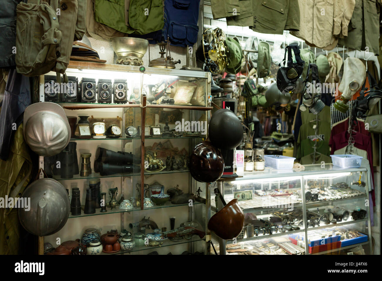 Dan Sinh Market connu sous le nom de surplus de guerre est Marché à Ho Chi Minh Ville, Vietnam et est connu pour l'excédent de la guerre du Vietnam et de souvenirs. militaria Banque D'Images