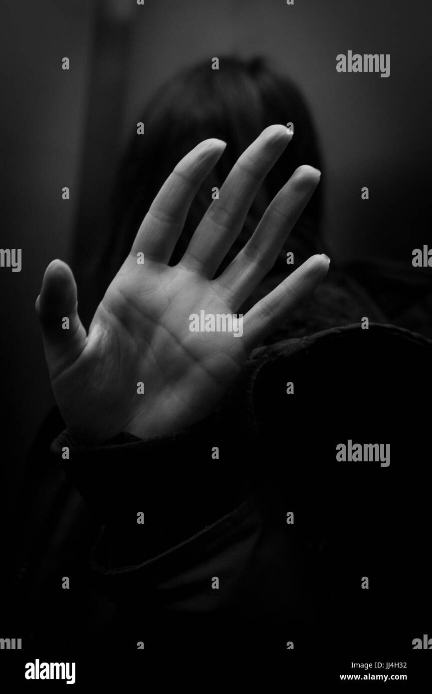 Femme qui a rejeté quelqu'un avec sa main Banque D'Images