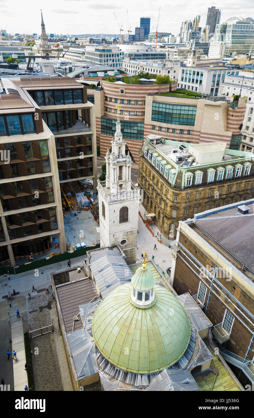 Dôme vert iconique par Sir Christopher Wren de l'Église historique de St Stephen Walbrook, Ville de London EC4, vu du dessus entre les bâtiments modernes Banque D'Images