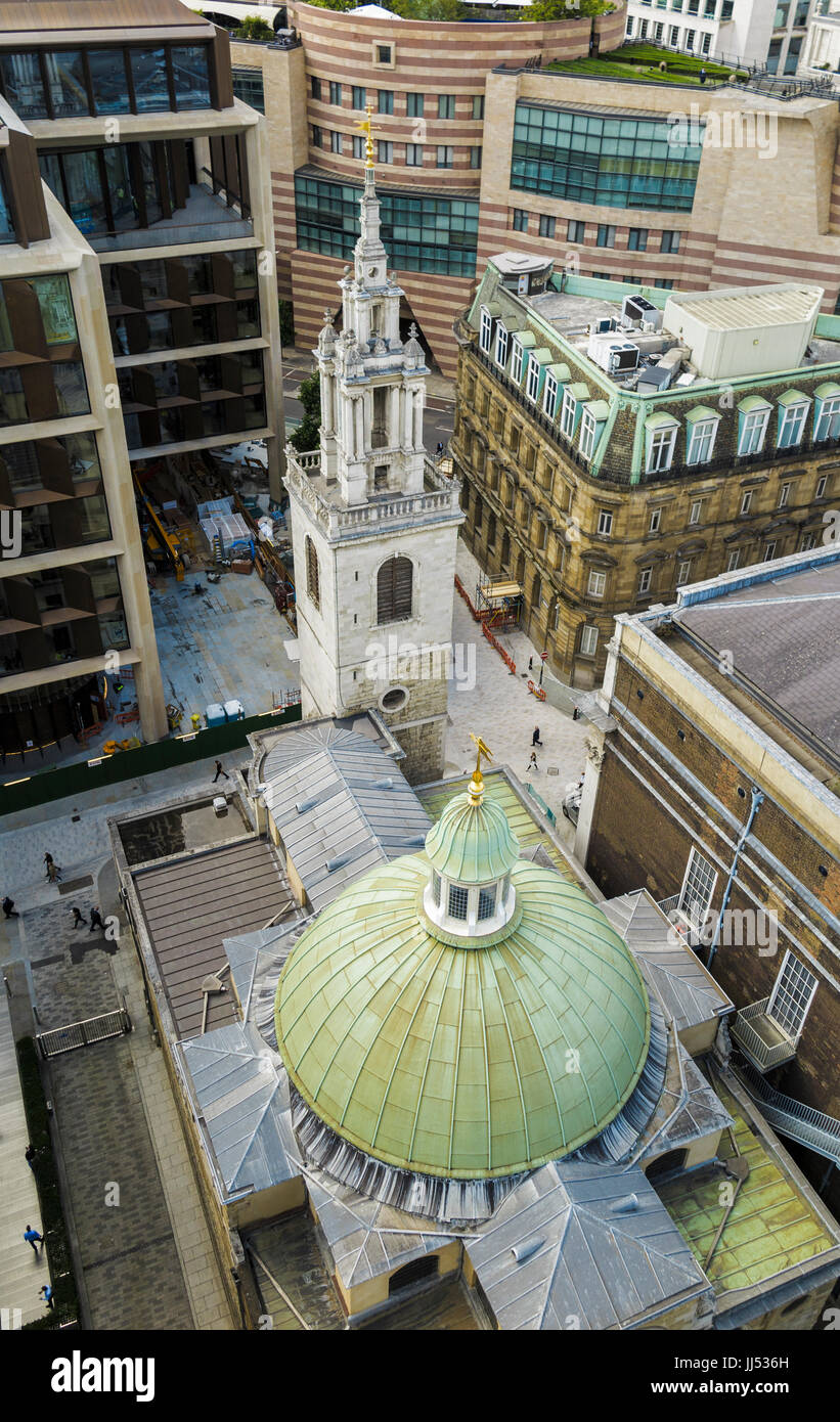 Dôme vert iconique par Sir Christopher Wren de l'Église historique de St Stephen Walbrook, Ville de London EC4, vu du dessus entre les bâtiments modernes Banque D'Images