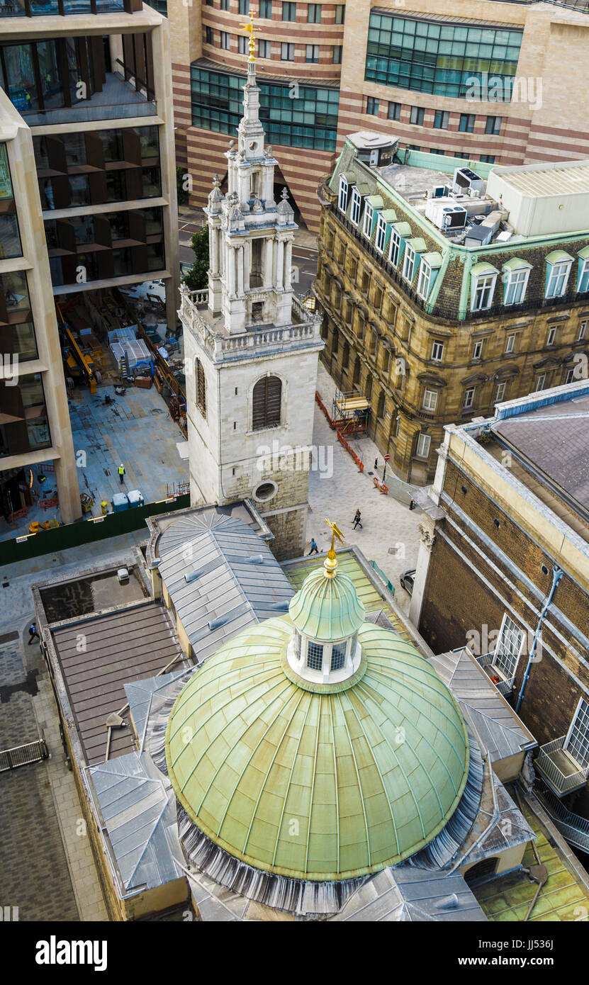 Dôme vert iconique par Sir Christopher Wren de l'Église historique de St Stephen Walbrook, Ville de London EC4, vu du dessus entre les bâtiments modernes Banque D'Images