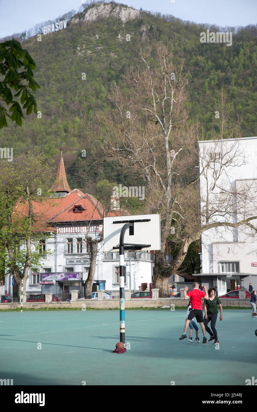 Les jeunes gens jouer baskteball dans une cour en plein air, Brasov, en Transylvanie, Roumanie Banque D'Images