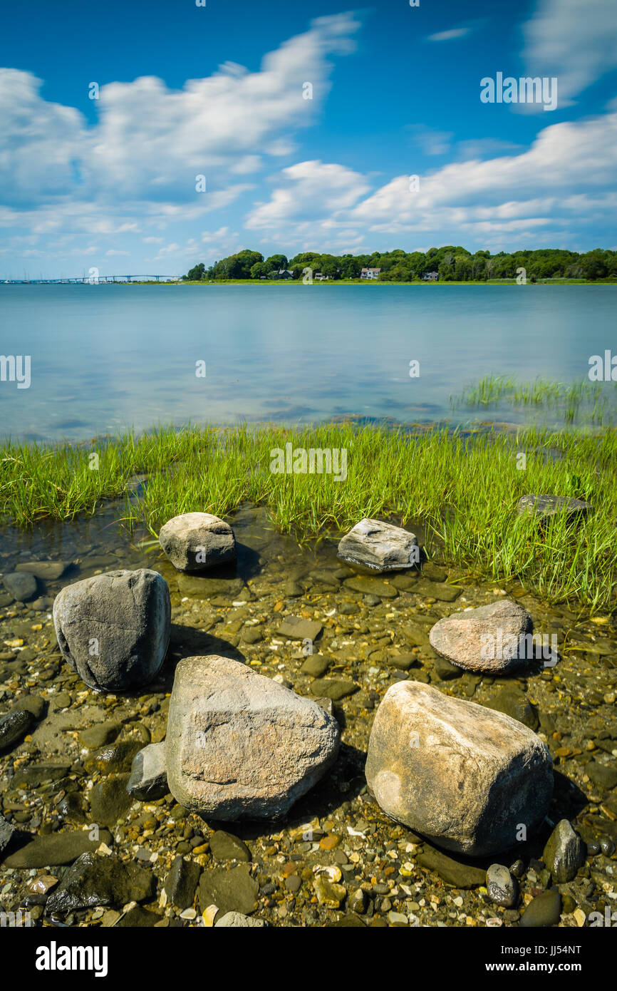 Cercle de pierres par la baie de Jamestown, Rhode Island. Banque D'Images