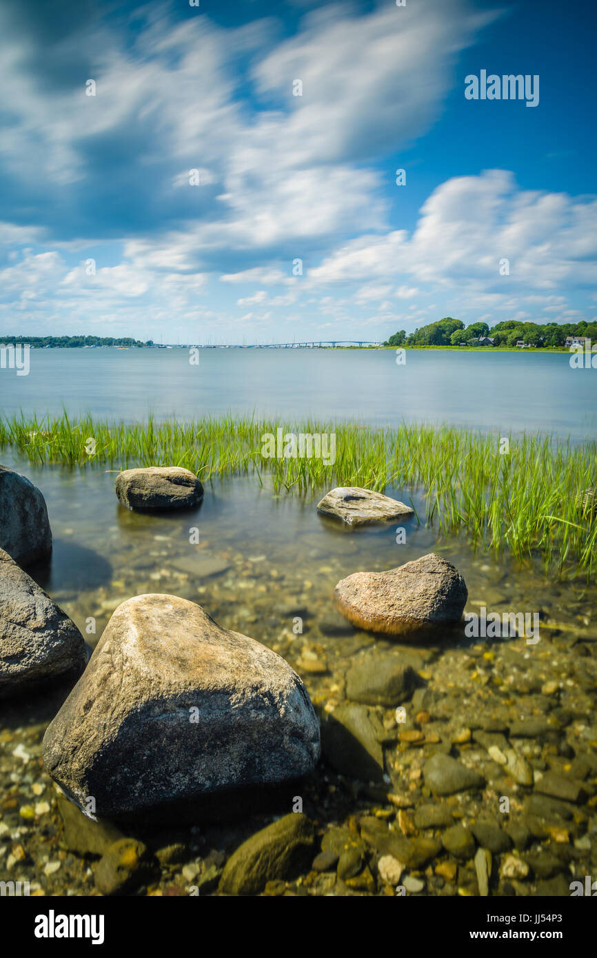Roches sur la baie de Jamestown, Rhode Island. Banque D'Images