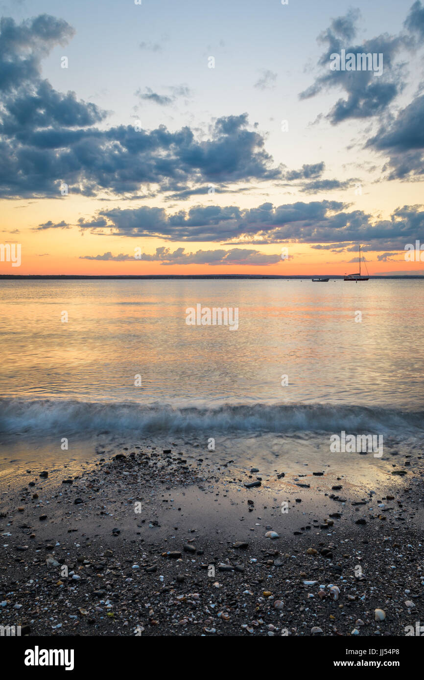 Coucher du soleil et des vagues sur Jamestown, Rhode Island Banque D'Images