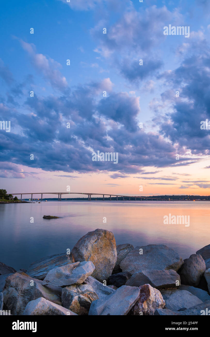 Crépuscule sur la baie de Narragansett sur Jamestown, Rhode Island. Banque D'Images