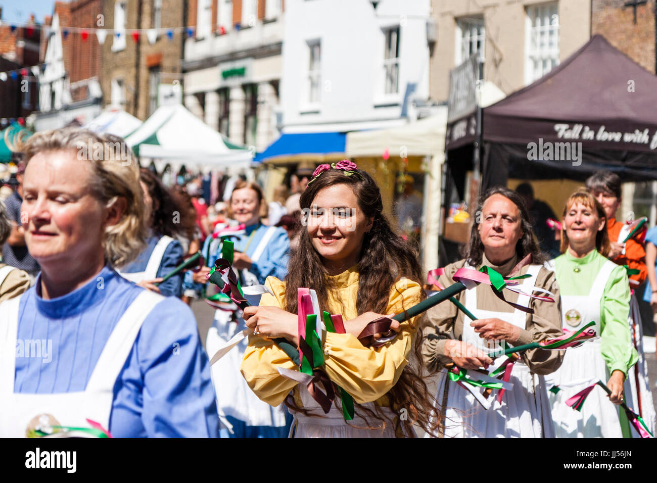La danse folklorique traditionnel anglais, les femmes d'un côté May Morris danses dans la rue de ville médiévale de Sandwich. Petits Bâtons avec des rubans. Banque D'Images