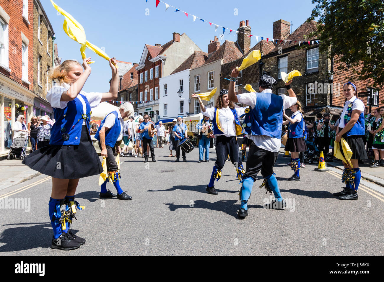 Danse folklorique traditionnel anglais, Royal Liberty côté Morris dancing  et jaune en tourbillonnant des mouchoirs, rue de la ville médiévale,  Sandwich. Événement folklorique Photo Stock - Alamy
