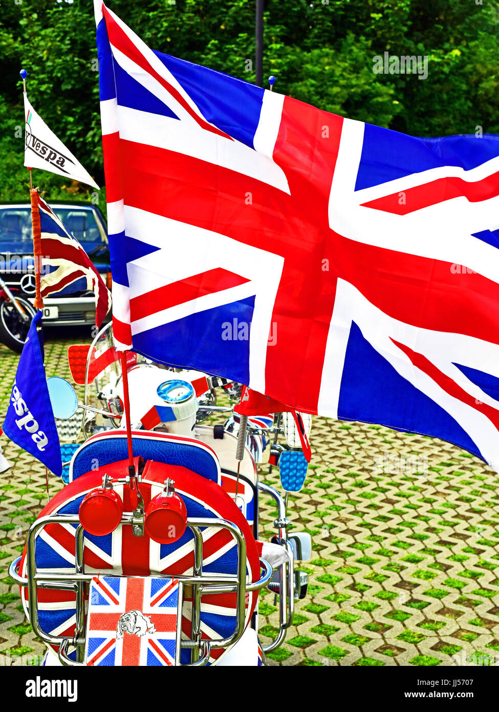 Rouge Blanc et bleu décoré de drapeaux Mods Vespa scooter Banque D'Images