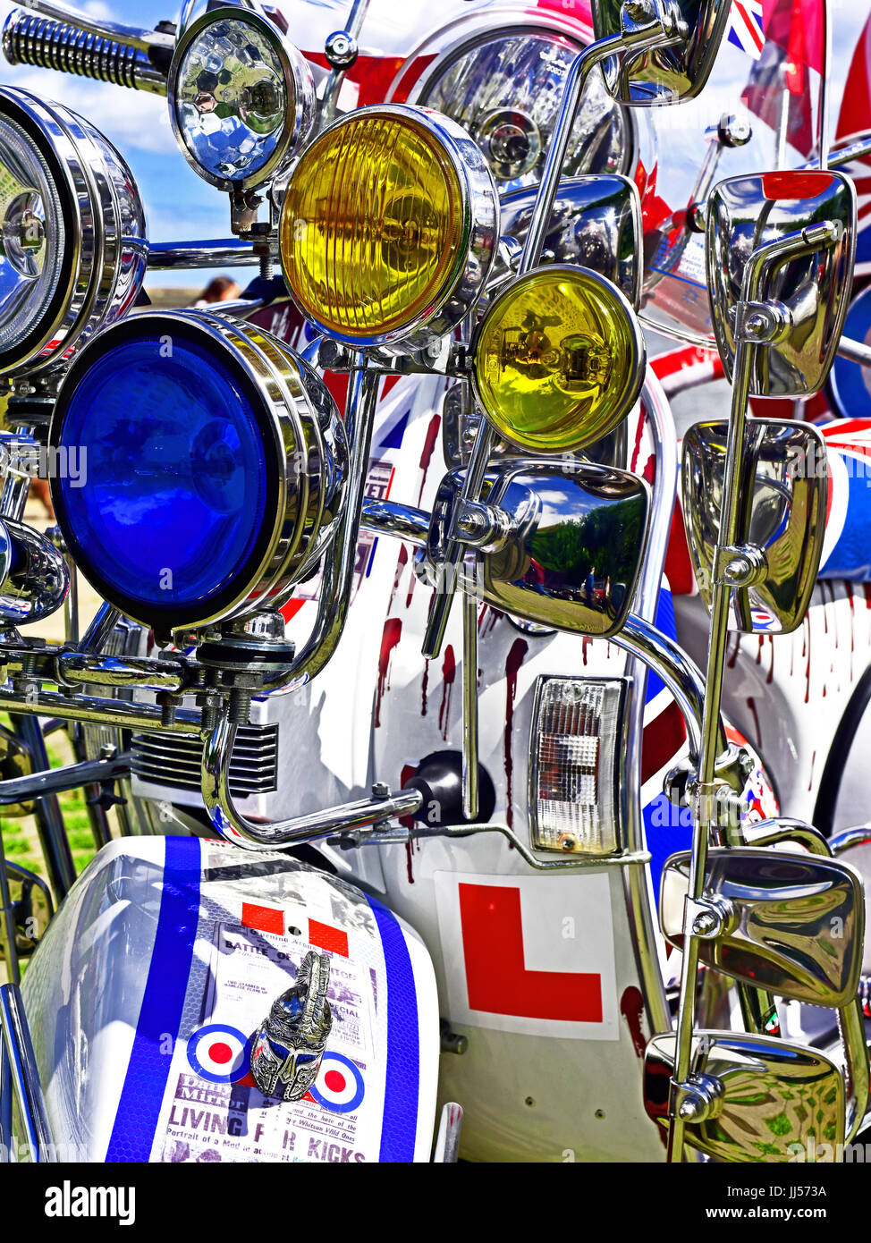 Rouge Blanc et bleu des drapeaux et décoré de miroirs Mods Vespa scooter Banque D'Images