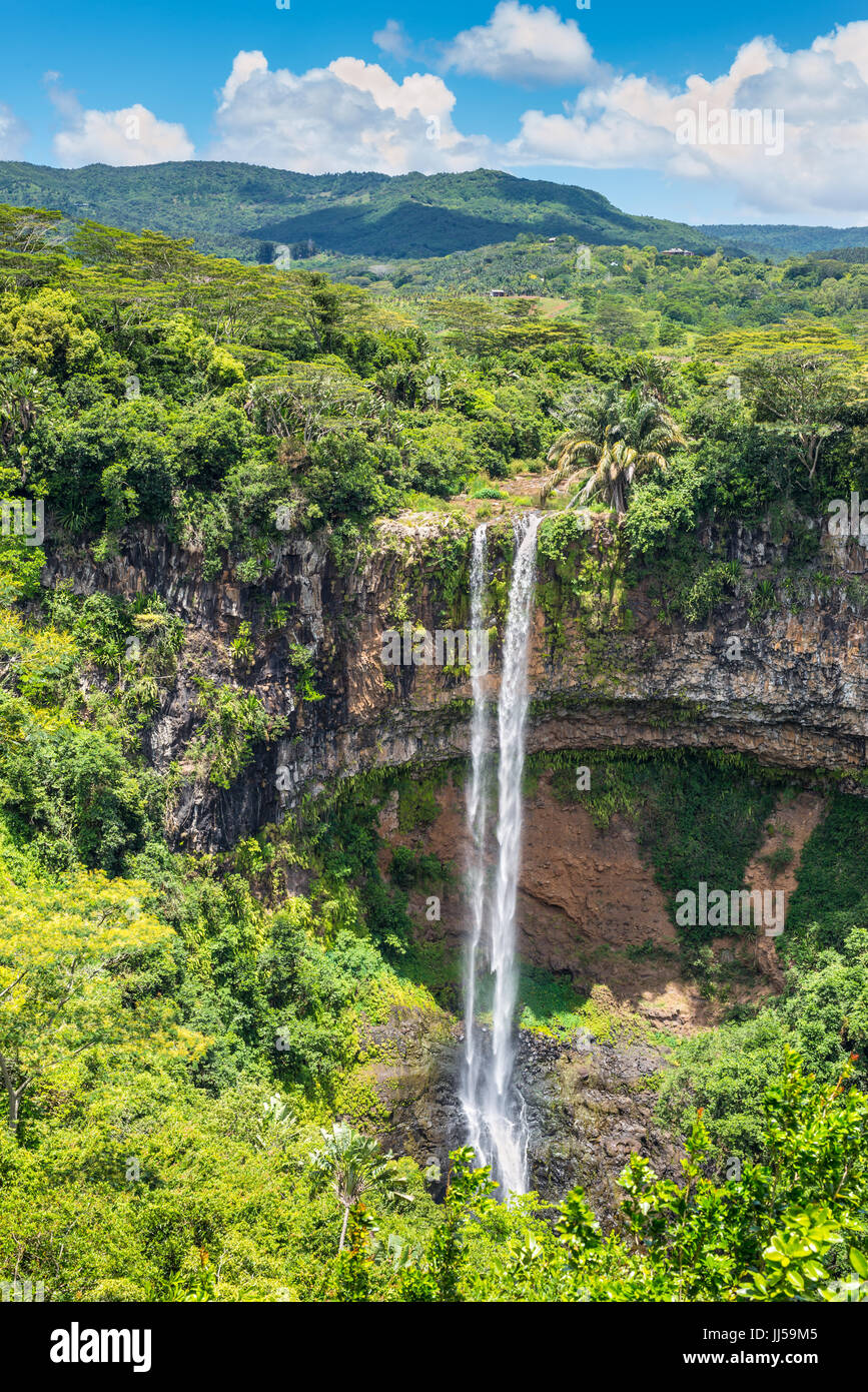 cascades-de-chamarel-pittoresque-dans-la-jungle-de-l-ile-maurice-photo