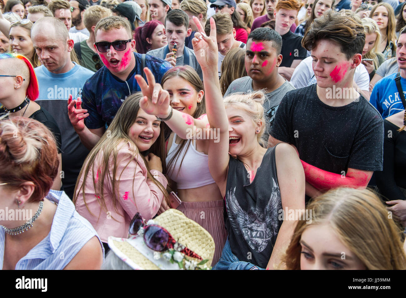 Les fans de musique adolescente féminine pose devant l'appareil photo lors de la fête de la musique 2017 Godiva, Coventry, Royaume-Uni. Banque D'Images