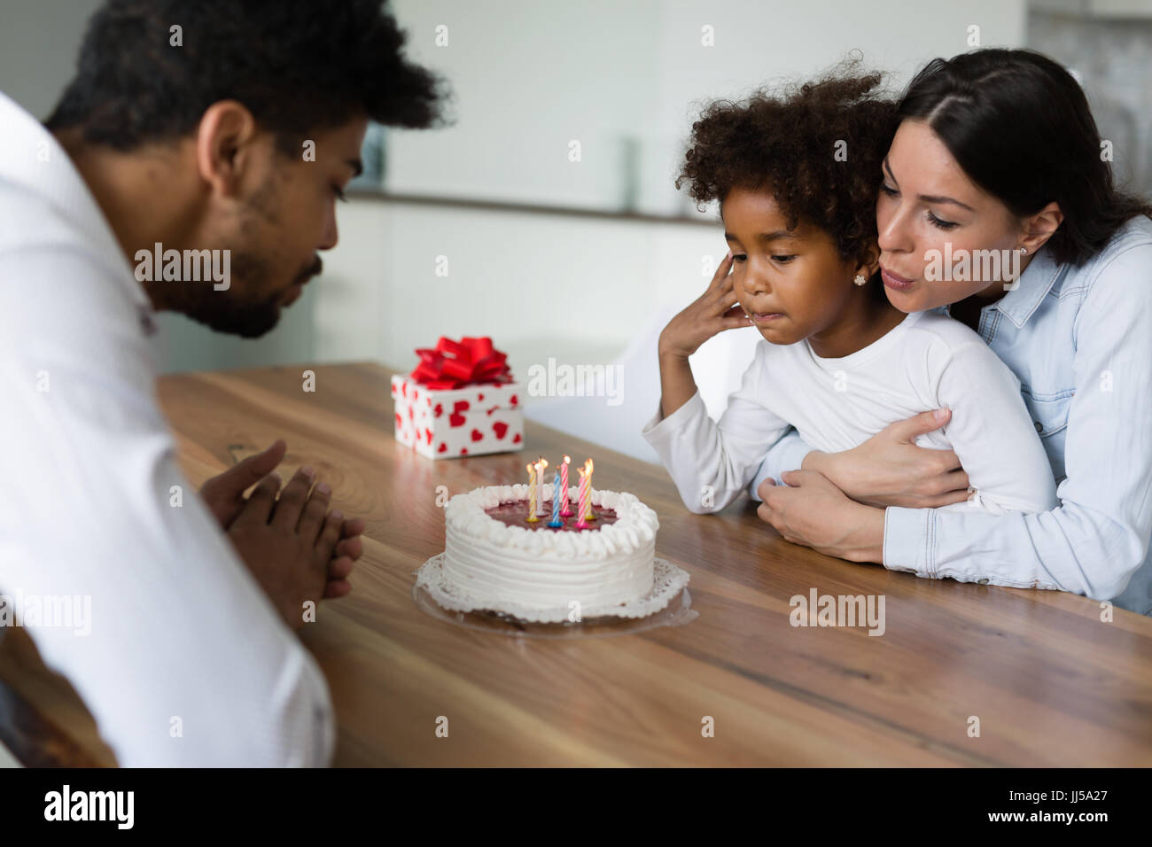 Famille heureuse de célébrer l'anniversaire de leur enfant Banque D'Images