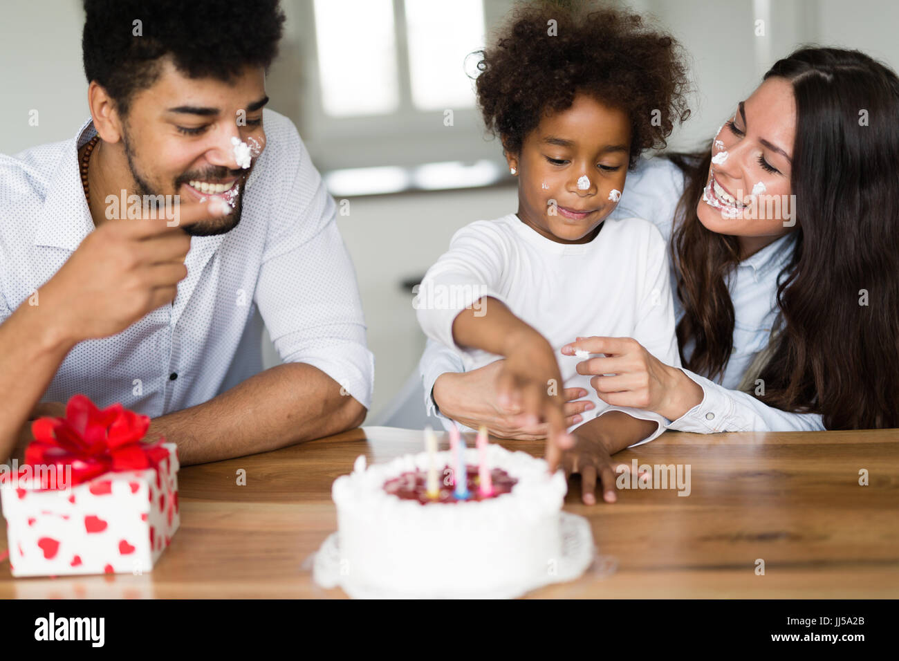 Famille heureuse de célébrer l'anniversaire de leur enfant Banque D'Images