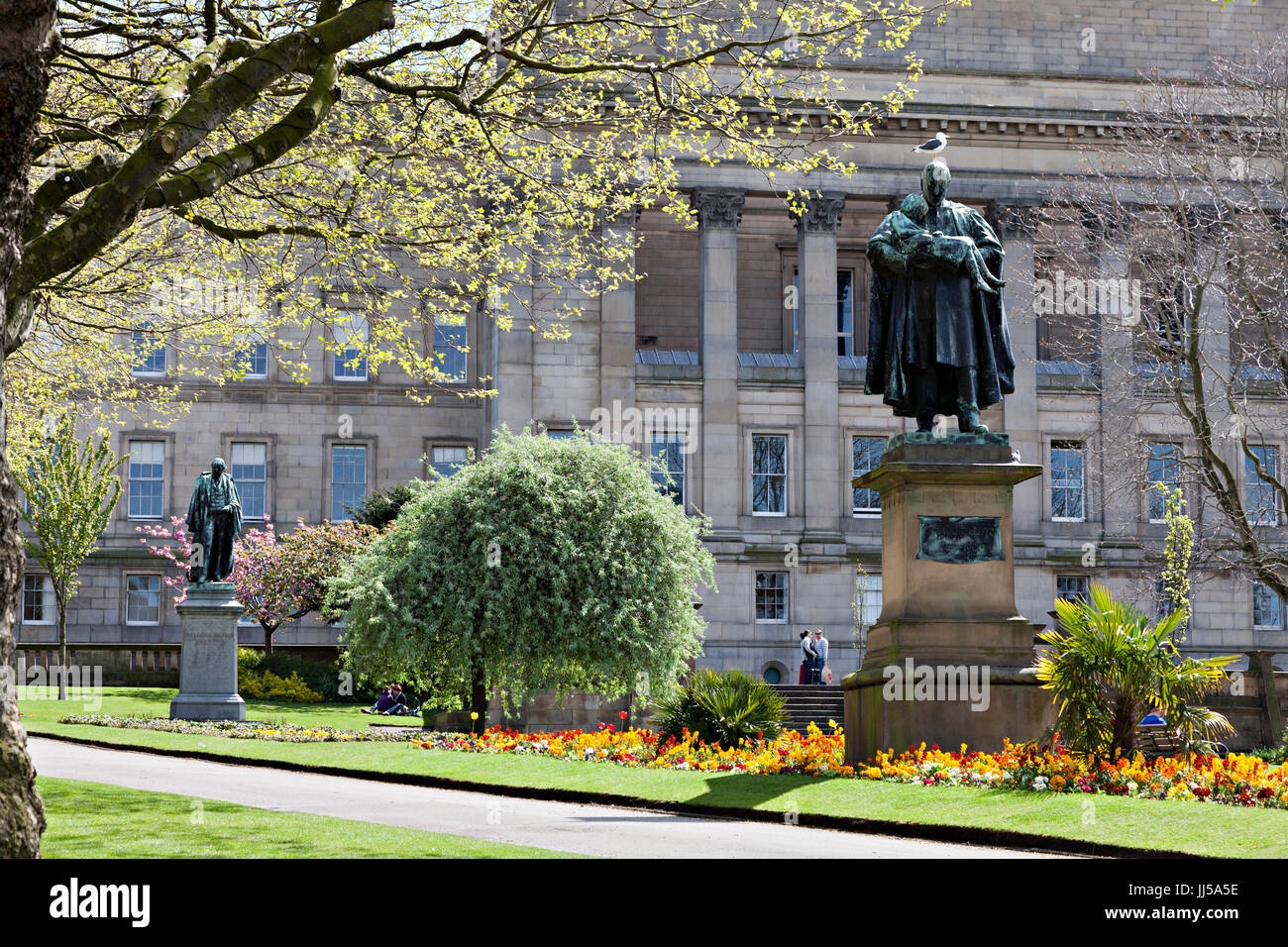 St John's jardins à l'arrière de St George's Hall, Liverpool, montrant des statues d'Alexander Balfour et grands Lester. Banque D'Images