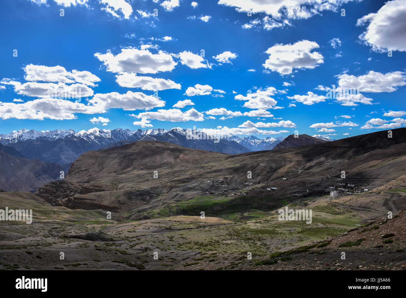 Paysage magnifique de Spiti. Le petit village indiqué sur cette photo est le village Hikkim, ayant le plus haut bureau de poste. Banque D'Images