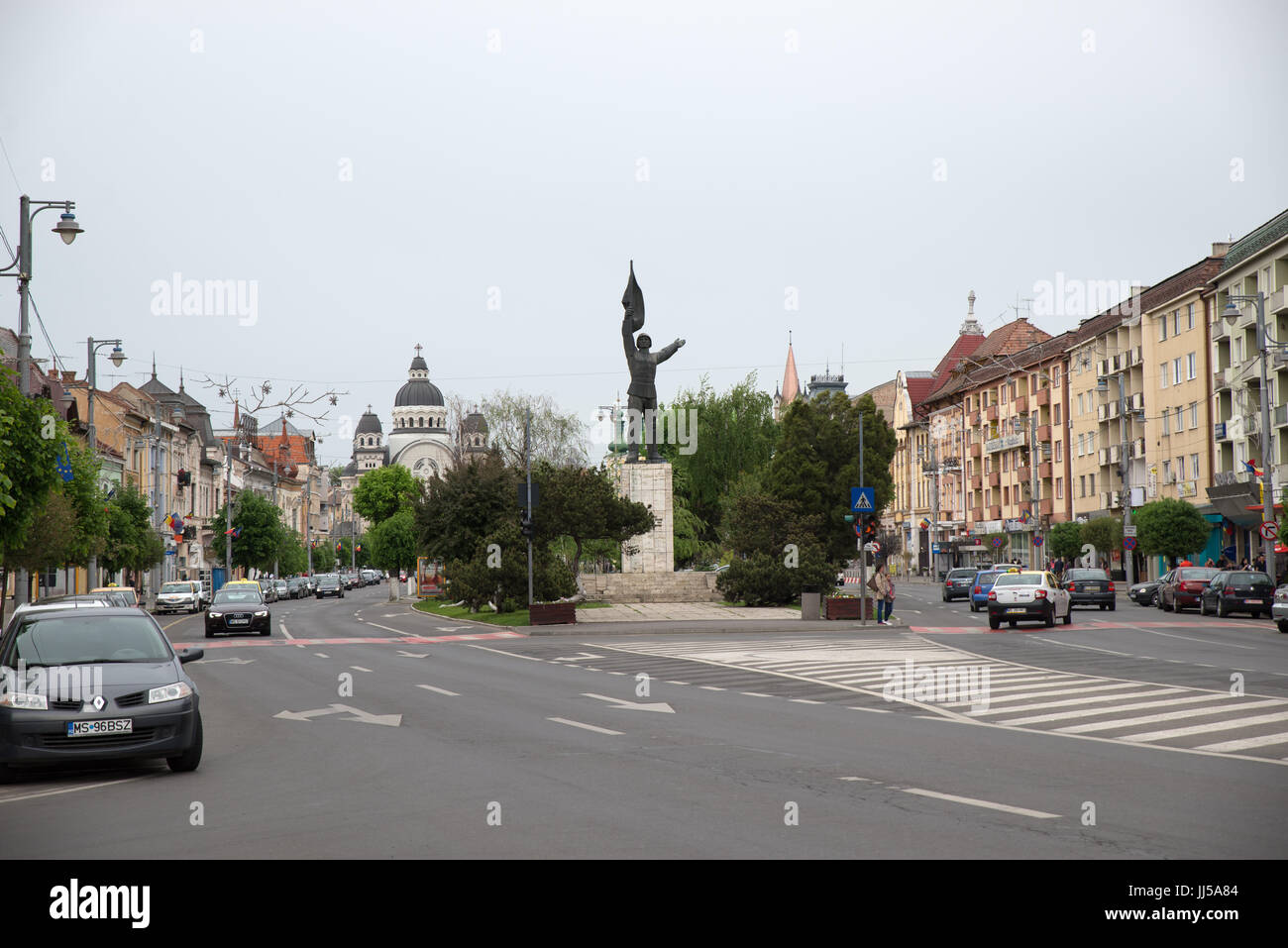 Voitures sur la Piata Trandafililor, Targu Mures, Roumanie Banque D'Images