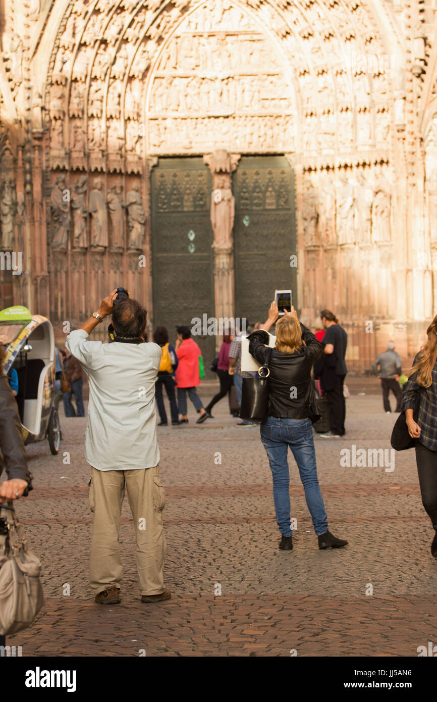 Strasbourg, France - touristes prenant des photos de Strasbourg cathédrale Notre-Dome au coucher du soleil Banque D'Images