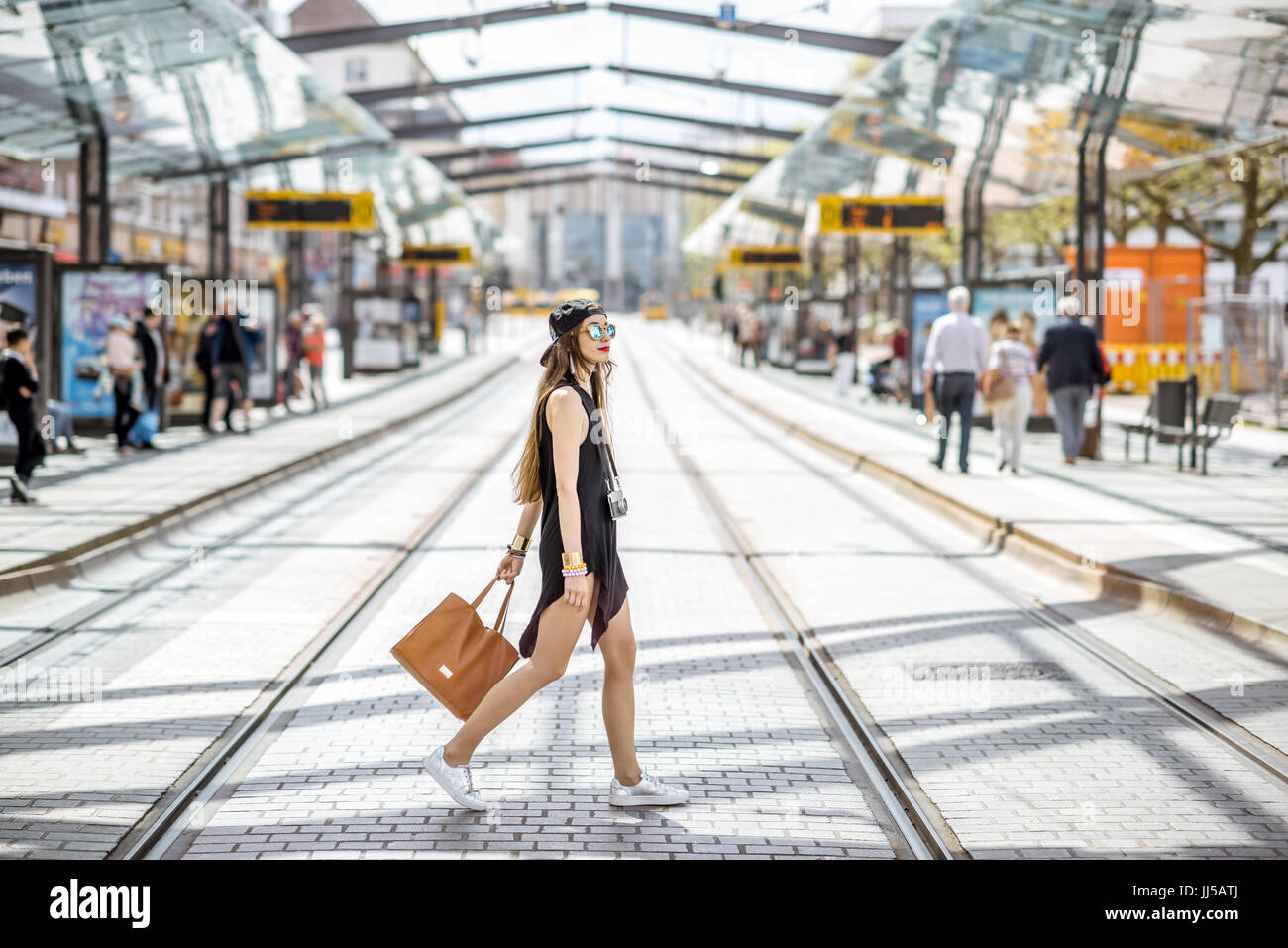 Femme à l'arrêt des transports de la ville Banque D'Images