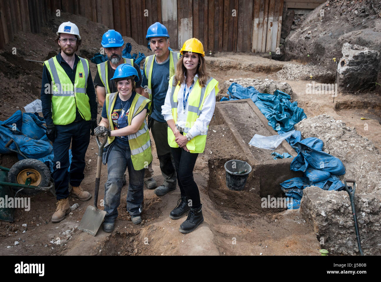 Gillian King (à droite), planificateur principal pour l'archéologie à Southwark Conseil, se tient avec des archéologues après avoir soulevé le couvercle d'un sarcophage romain datant du 4ème siècle qui a été trouvé sur un chantier à Swan Street, Southwark, Londres. Banque D'Images