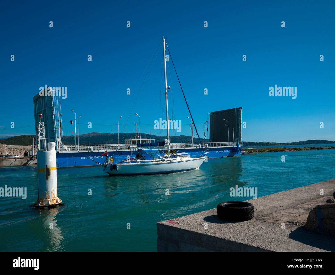 Location passant le pont tournant sur le flottant du Canal de Lefkas, Fethiye, Turquie Banque D'Images