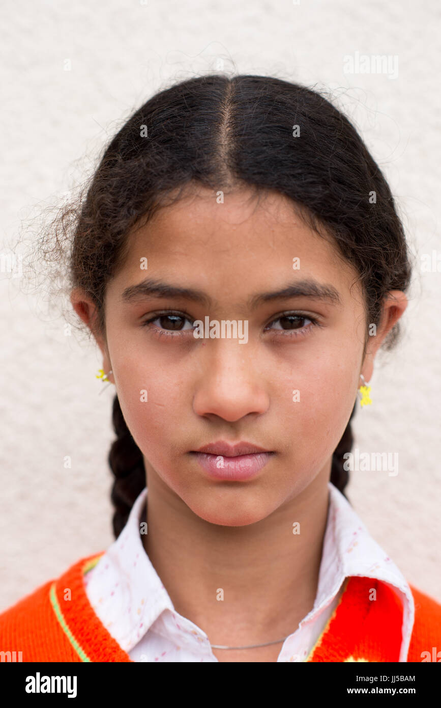 Une fille d'une communauté rom avec tresses, valeni, Transylvanie, Roumanie Banque D'Images