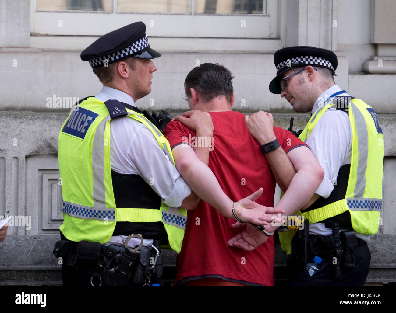 L'arrestation de la police et les menotter un homme à Londres Banque D'Images