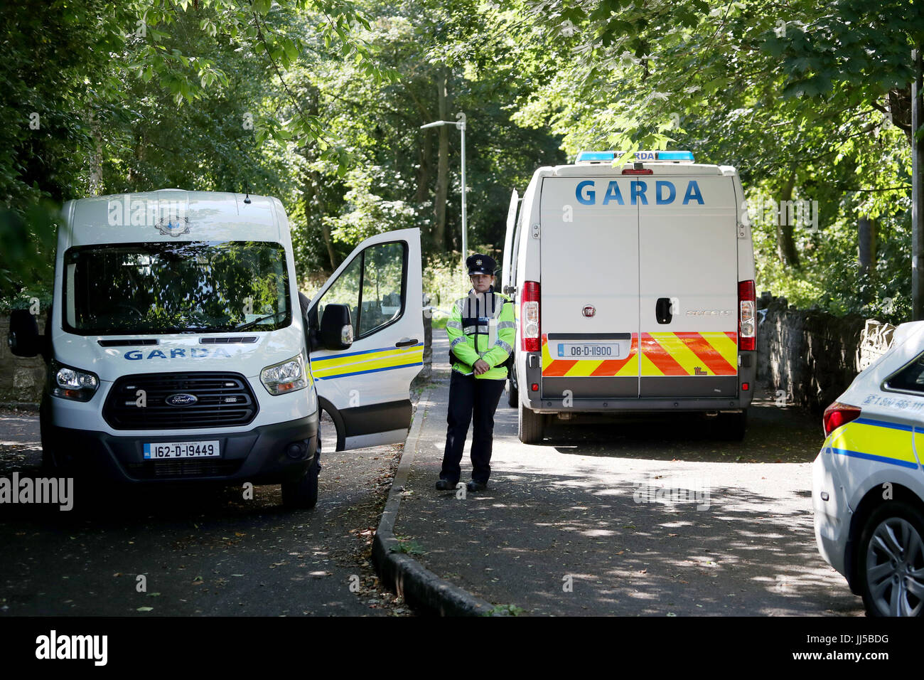 La Garda examiner les lieux où les restes d'une femme ont été trouvés dans la région de Coolmine Woods à Dublin hier après-midi. Banque D'Images