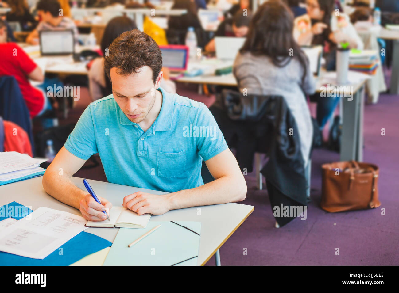 En étudiant la bibliothèque de l'université de classe grand Banque D'Images