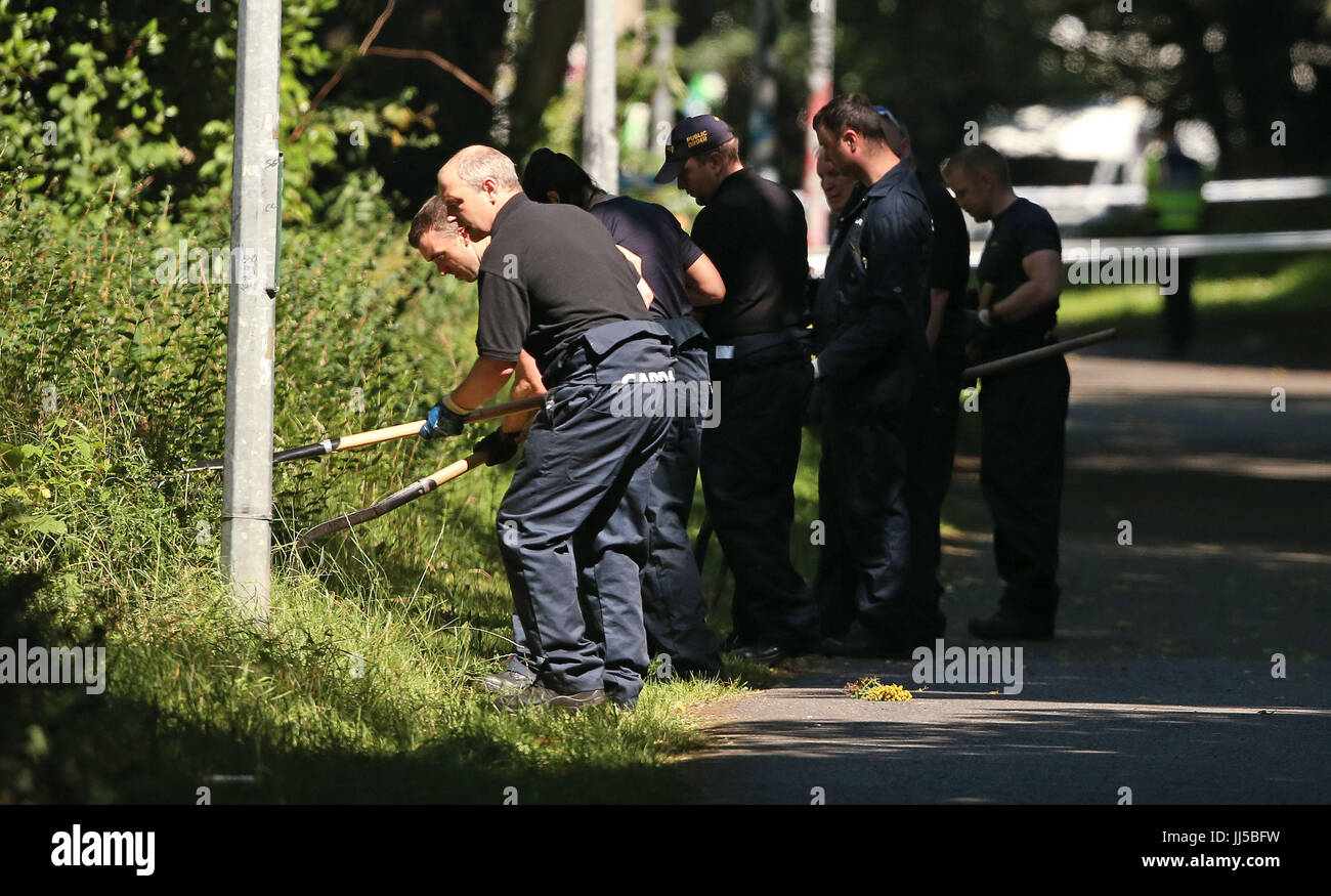 La Garda examiner les lieux où les restes d'une femme ont été trouvés dans la région de Coolmine Woods à Dublin hier après-midi. Banque D'Images