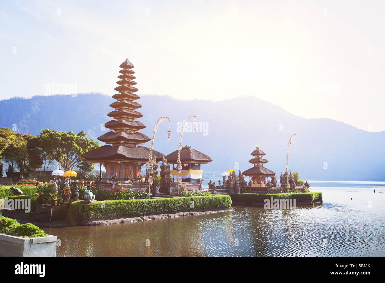 Saint temple pura Ulun Danu bratan sur le lac à Bali, Indonésie Banque D'Images