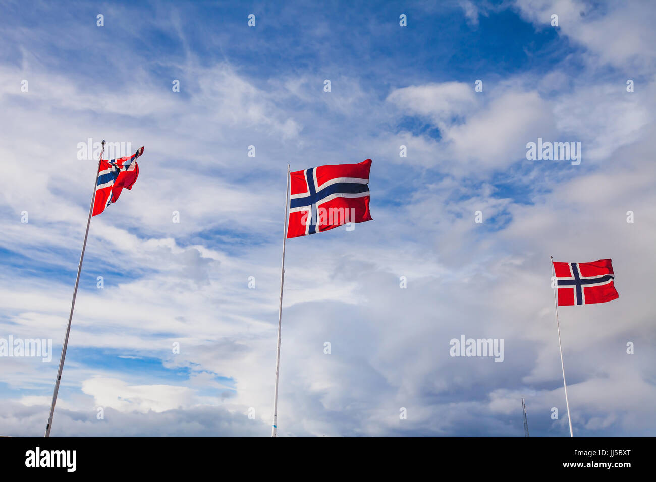 La Norvège, le norvégien drapeaux flottant sur fond de ciel bleu Banque D'Images