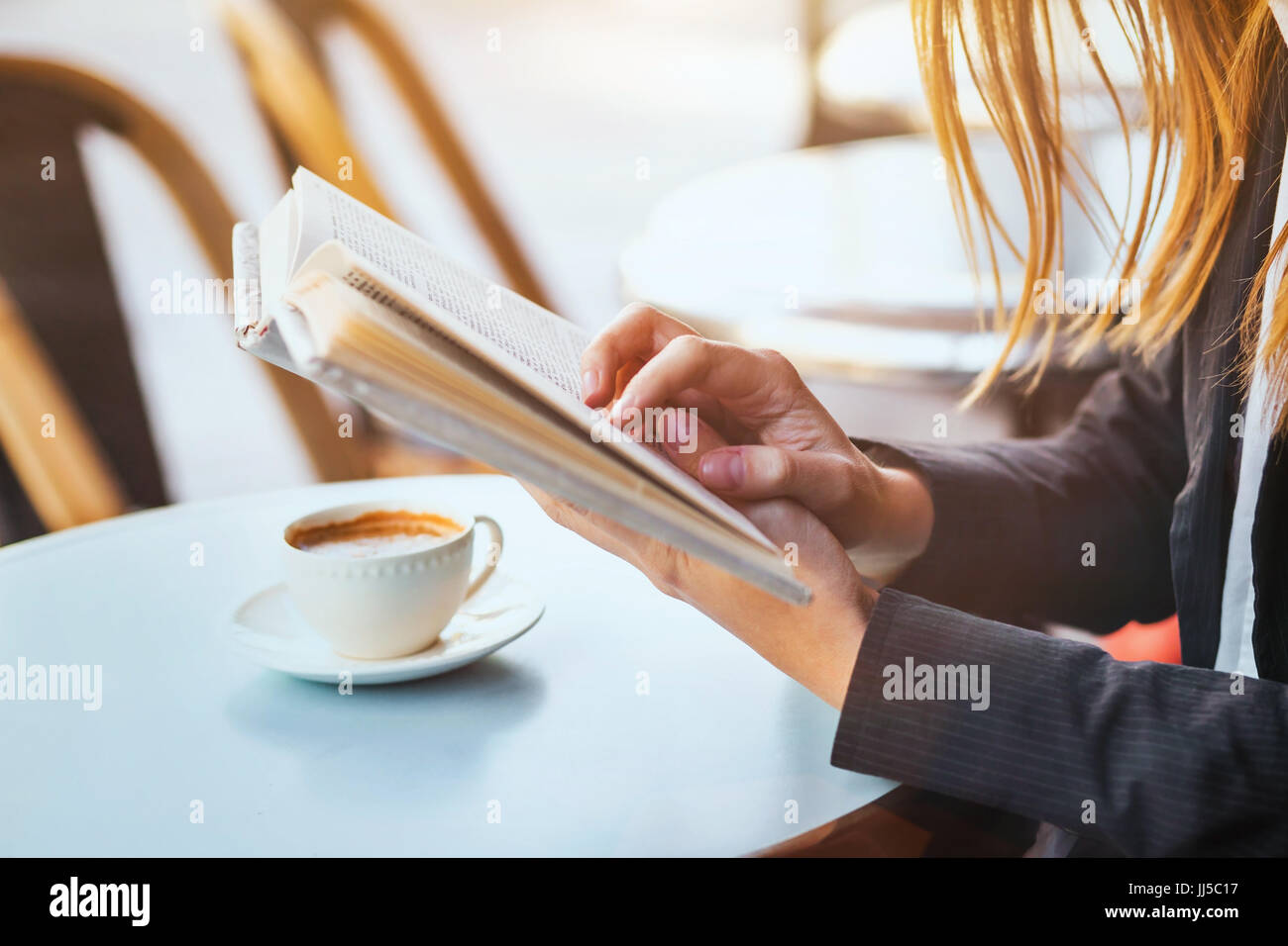 Concept de lecture, Close up of woman mains tenant un livre Banque D'Images Concept de lecture, Close up of woman mains tenant un livre Banque D'Images