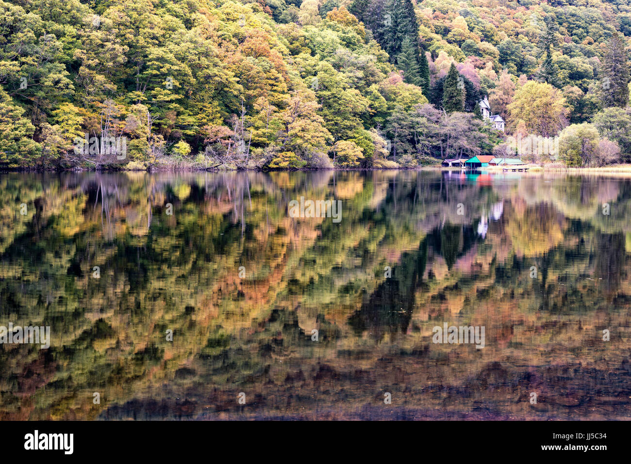 La couleur en automne sur les rives du Loch Ard Banque D'Images