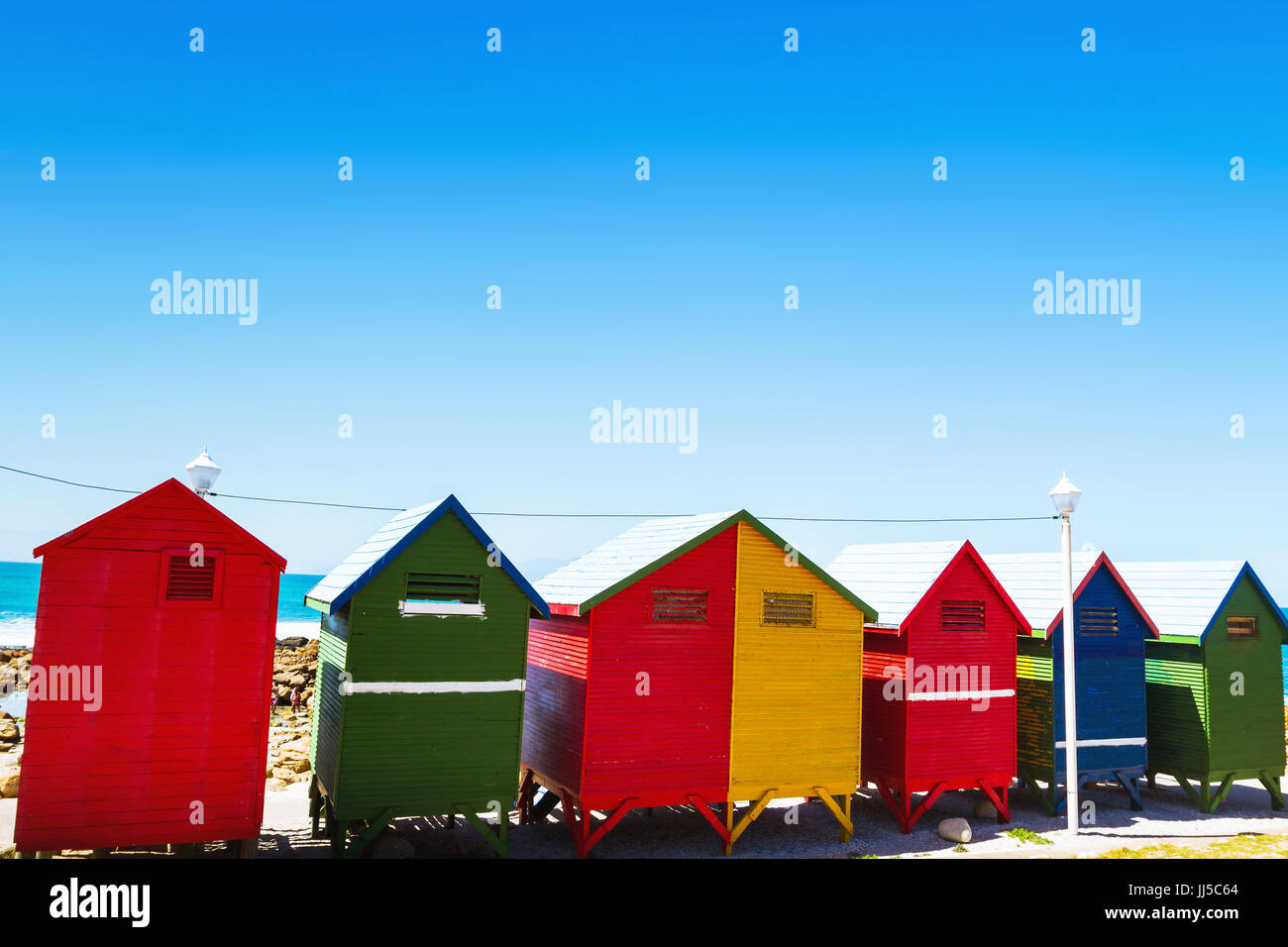 Maisons multicolores sur la plage, des couleurs vives Banque D'Images