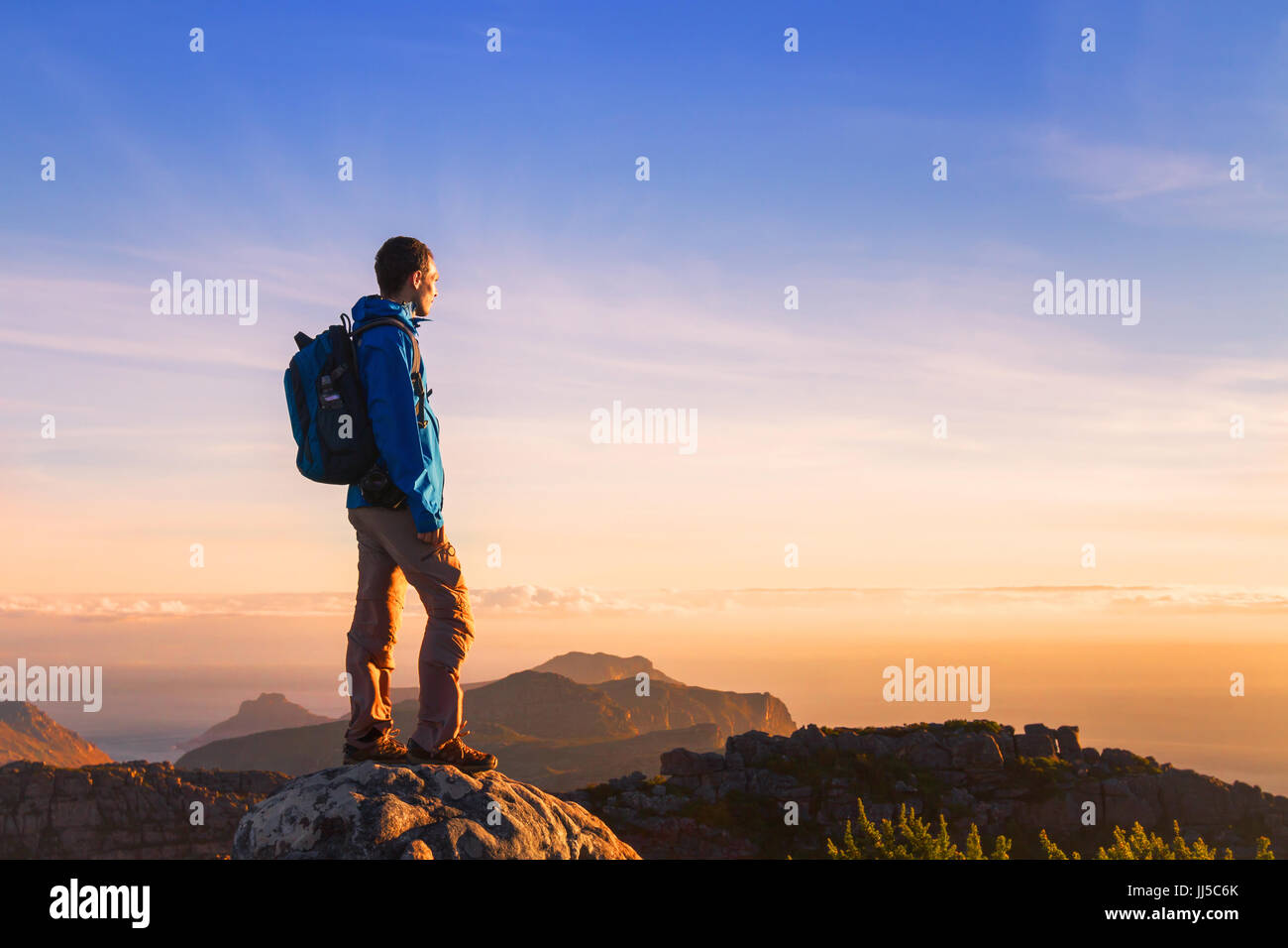 Randonneur sur sommet de la montagne bénéficiant d'une vue panoramique au coucher du soleil avec copyspace Banque D'Images