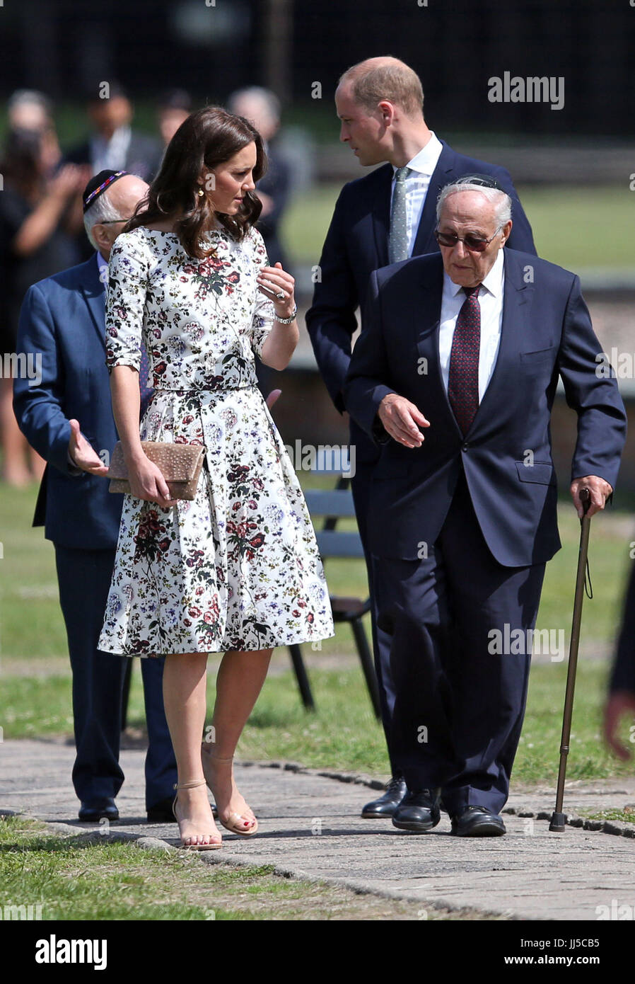 La duchesse de Cambridge avec un survivant Manfred Goldberg et le duc de Cambridge avec un survivant Zigi expéditeur lors de leur visite à l'ancien camp de concentration de Stutthof, près de Gdansk, le deuxième jour de leur visite de trois jours en Pologne. Banque D'Images