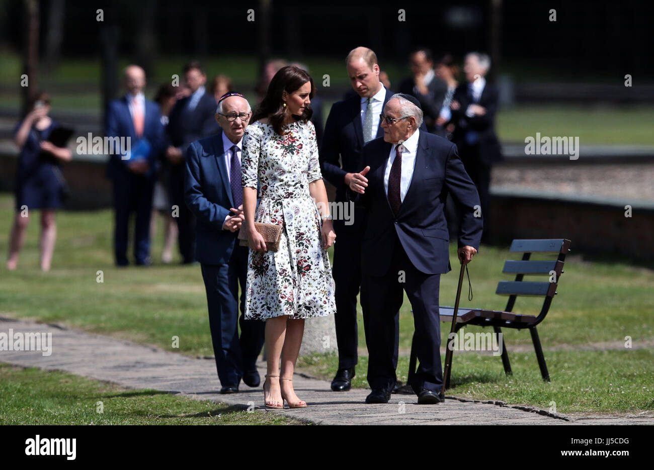 La duchesse de Cambridge avec un survivant Manfred Goldberg et le duc de Cambridge avec un survivant Zigi expéditeur lors de leur visite à l'ancien camp de concentration de Stutthof, près de Gdansk, le deuxième jour de leur visite de trois jours en Pologne. Banque D'Images