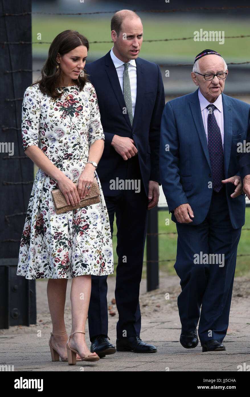 Le duc et la duchesse de Cambridge avec un survivant Zigi expéditeur lors de leur visite à l'ancien camp de concentration de Stutthof, près de Gdansk, le deuxième jour de leur visite de trois jours en Pologne. Banque D'Images