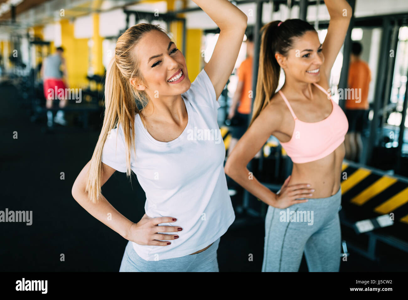 Belles femmes travaillant à l'ensemble de sport Banque D'Images