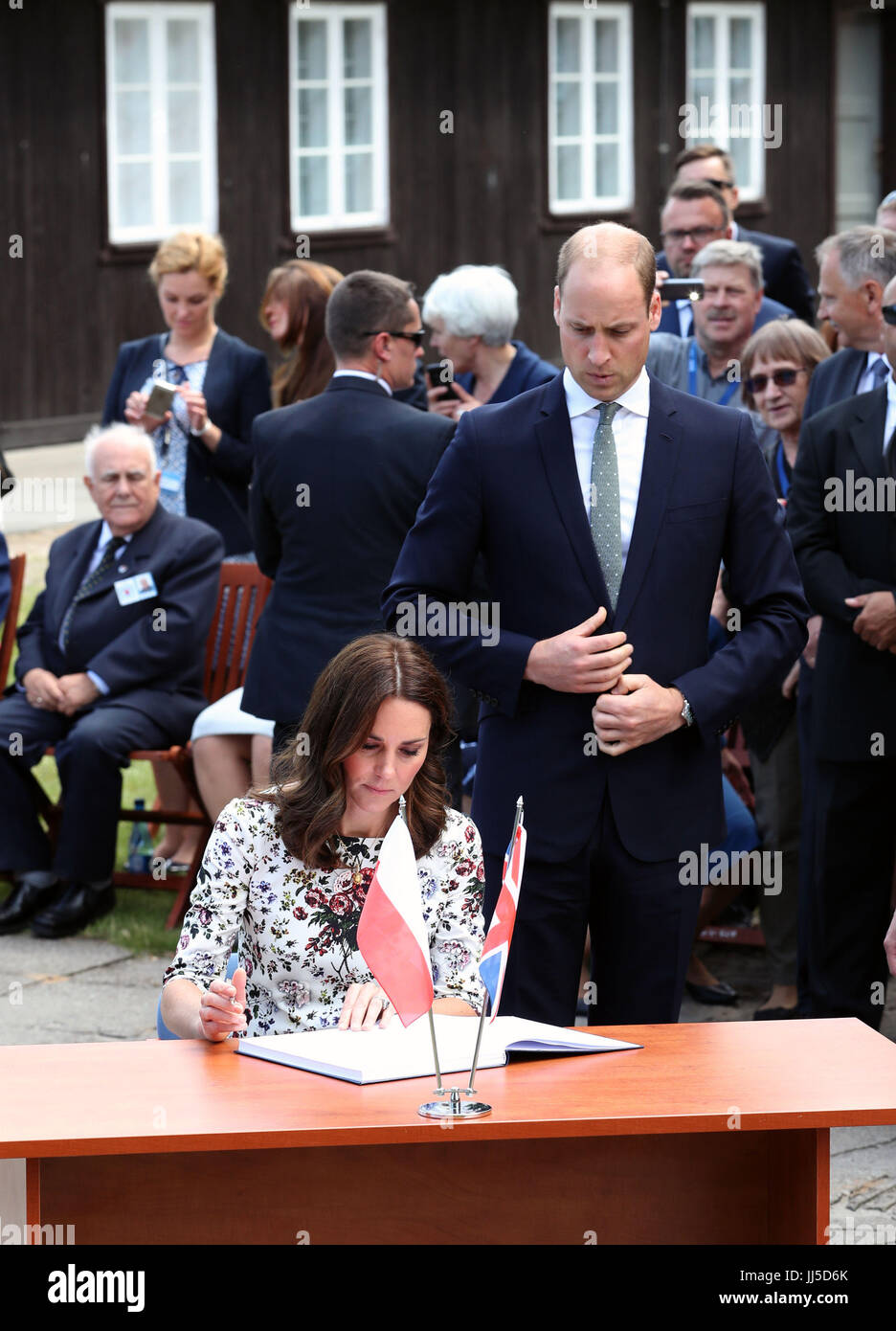 Le duc et la duchesse de Cambridge Signez le livre durant leur visite à l'ancien camp de concentration de Stutthof, près de Gdansk, le deuxième jour de leur visite de trois jours en Pologne. Banque D'Images