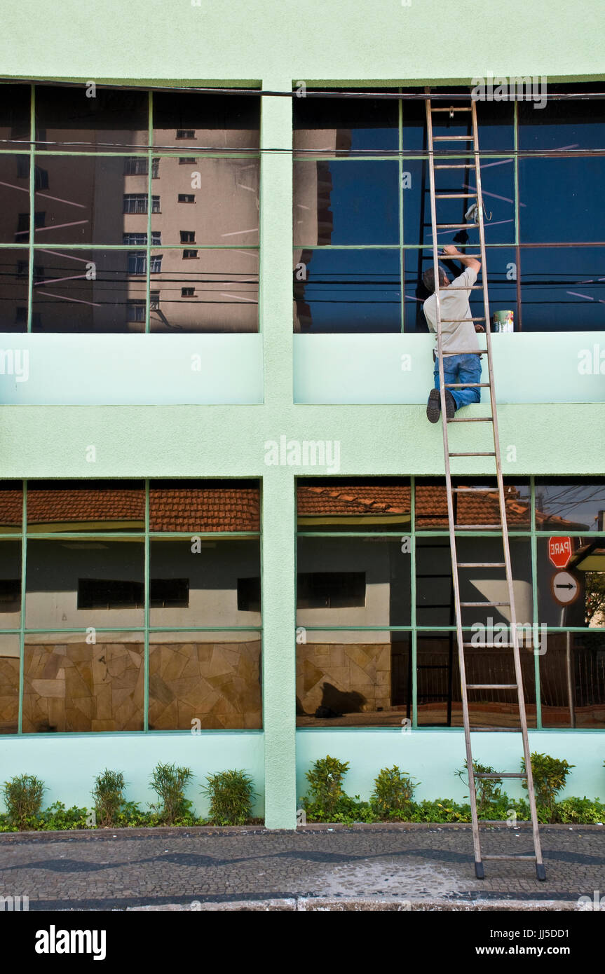 L'homme, peinture, fenêtre, Brésil Banque D'Images
