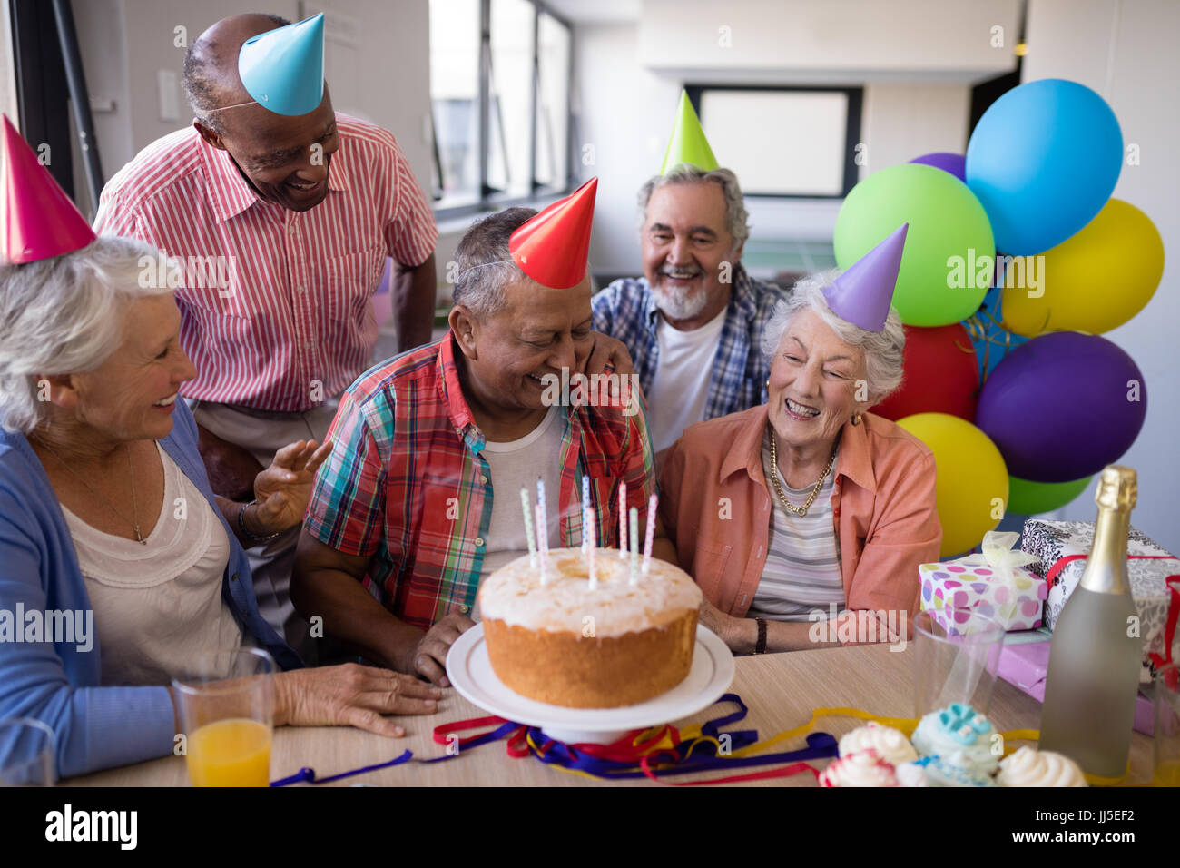 Happy Friends Par Le Gateau D Anniversaire Celebrant A Partie En Maison De Soins Infirmiers Photo Stock Alamy Happy Friends Par Le Gateau D Anniversaire Celebrant A Partie En Maison De Soins Infirmiers Photo Stock Alamy