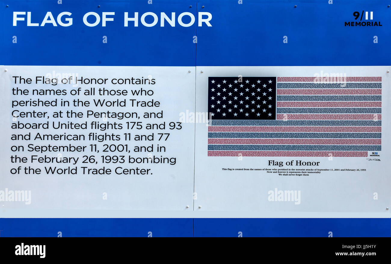 Cette version du Drapeau d'honneur affiché sur un mur à Ground Zero à New York contient les noms de tous ceux qui ont péri dans le World Trade Center Banque D'Images