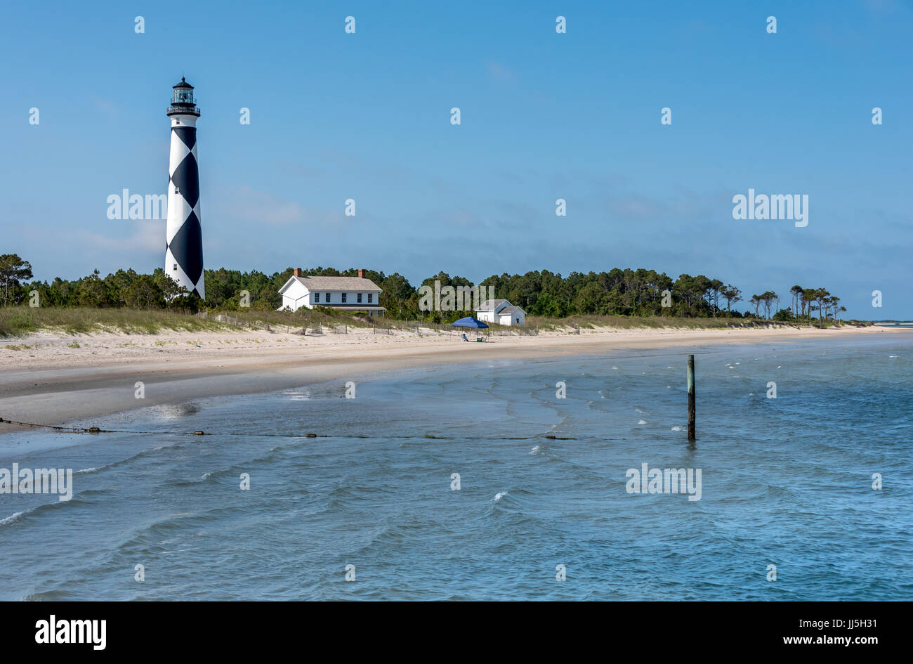 Voir à partir de l'eau de Cape Lookout Lighthouse w/ diamants noir et blanc  + plage à Harkers Island, Caroline du Sud, la Crystal Coast Outer Banks Banque D'Images