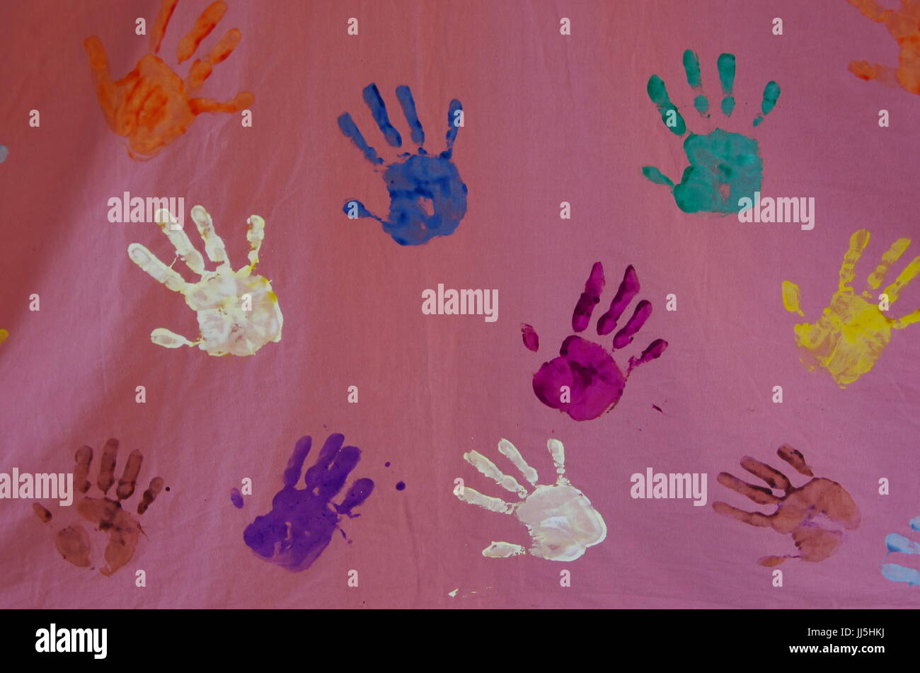 Enfants peint la toile avec leurs mains. Banque D'Images