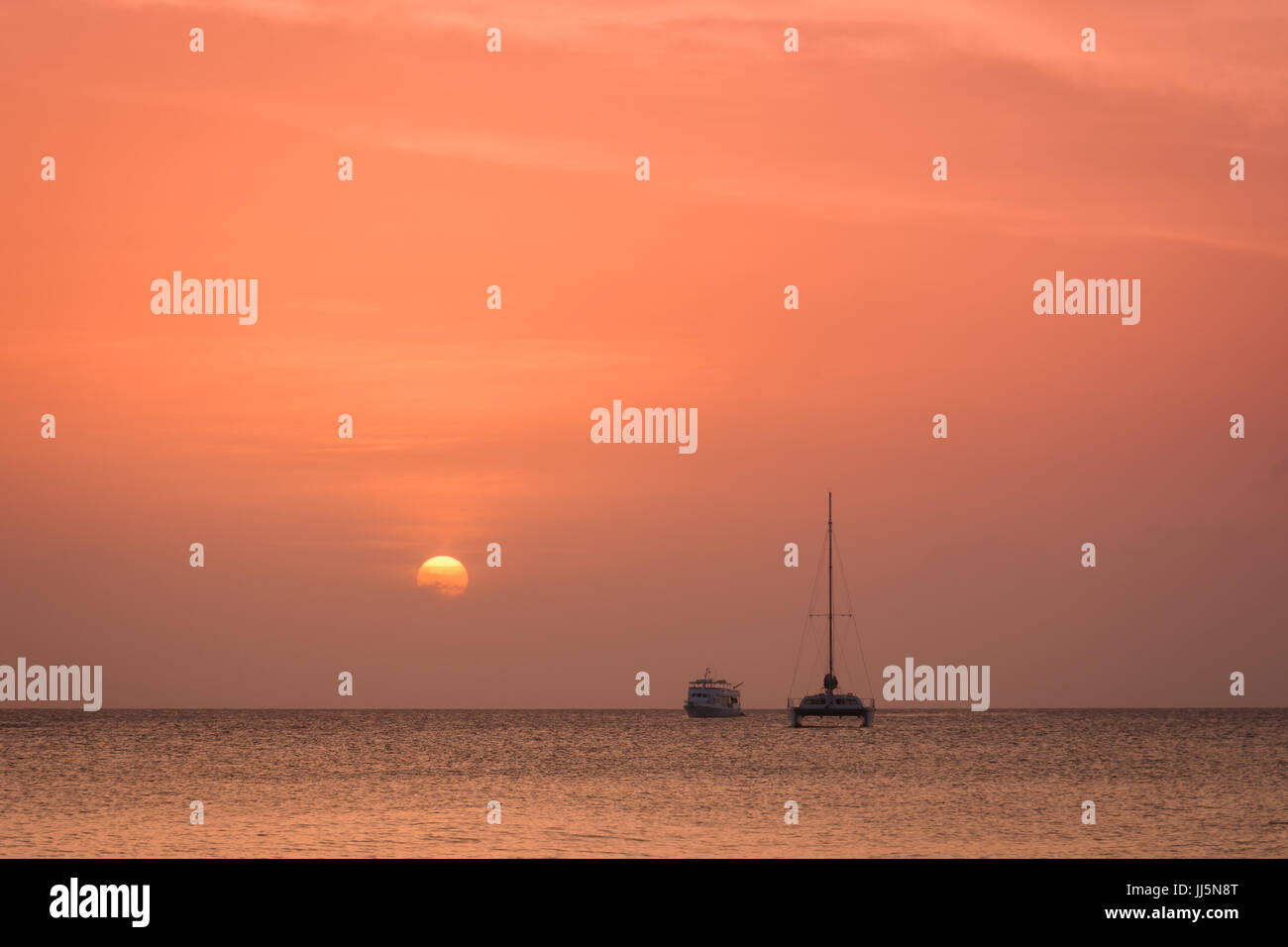 Coucher du soleil sur l'océan avec des bateaux à l'horizon. Banque D'Images